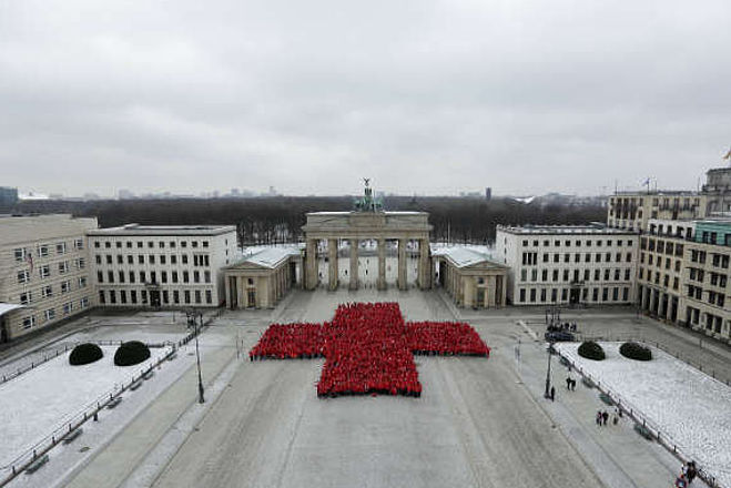 Jubiläum 150 Jahre DRK: Rotes Kreuz vor dem Brandenburger Tor in Berlin